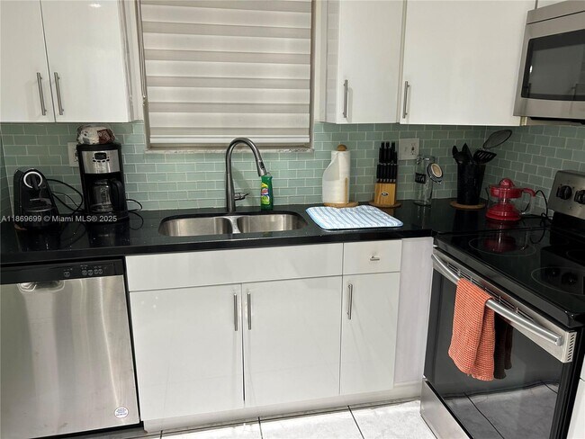 Building Photo - 17801 N Bay Rd