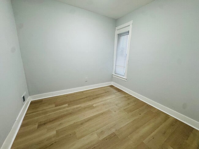 Building Photo - Remodeled 4bd/1.5 bath House with Rear yar...