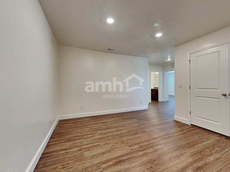 Building Photo - 1233 Wagon Way