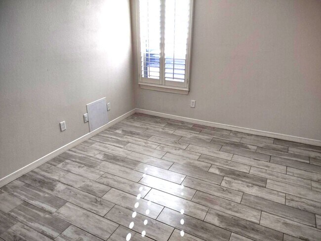 Building Photo - Immaculate Single Level Eastside Home With Refrigerated Air Located In Quiet Neighborhood