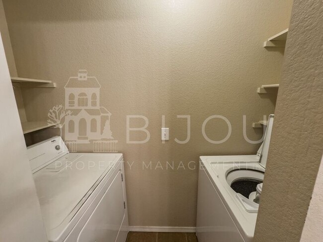 Building Photo - 850 Marshall Dr