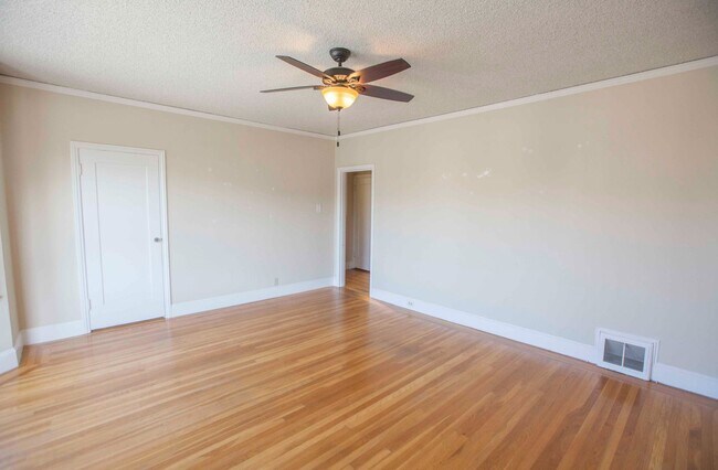 Building Photo - 853