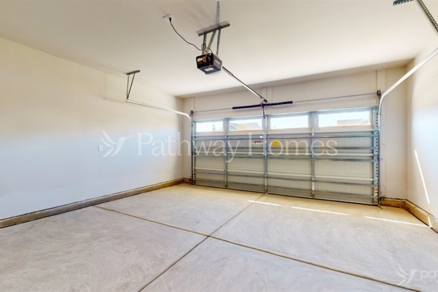 Building Photo - 121 S Sina St