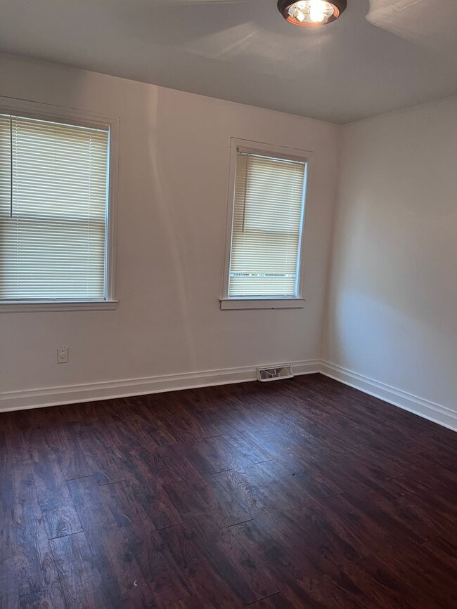 Building Photo - Move-In Ready!