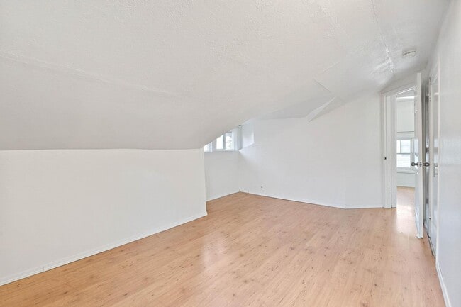 Building Photo - Cute 2-bdrm/2-bath vintage home—Bonus room...