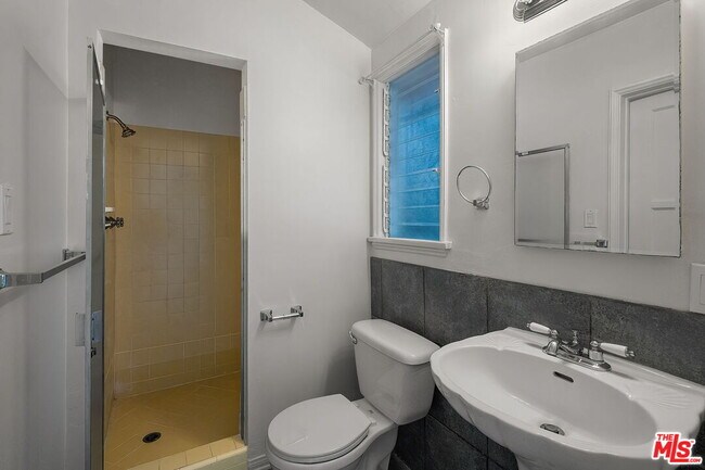 Building Photo - 9149 Hillsboro Dr