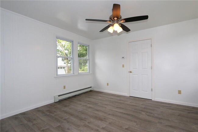 Building Photo - 348 Center Dr