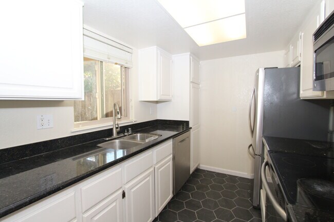 Building Photo - 5176 Makati Cir