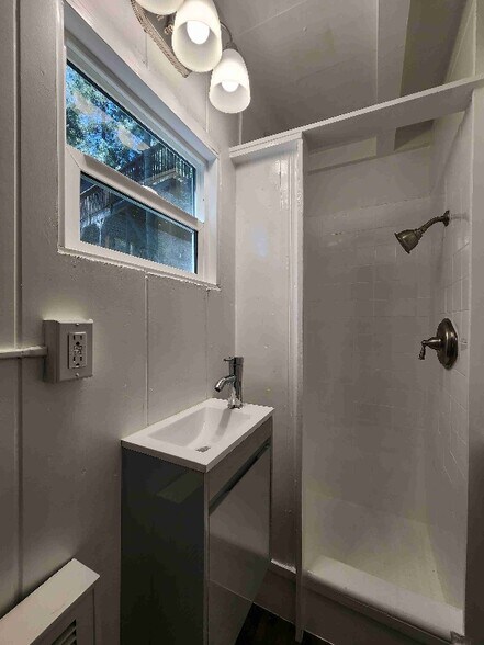 Building Photo - 825 Sierra Vista Dr