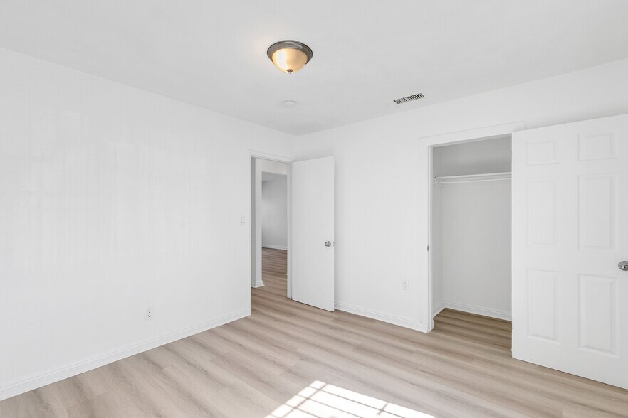 Building Photo - 832 W Colden Ave