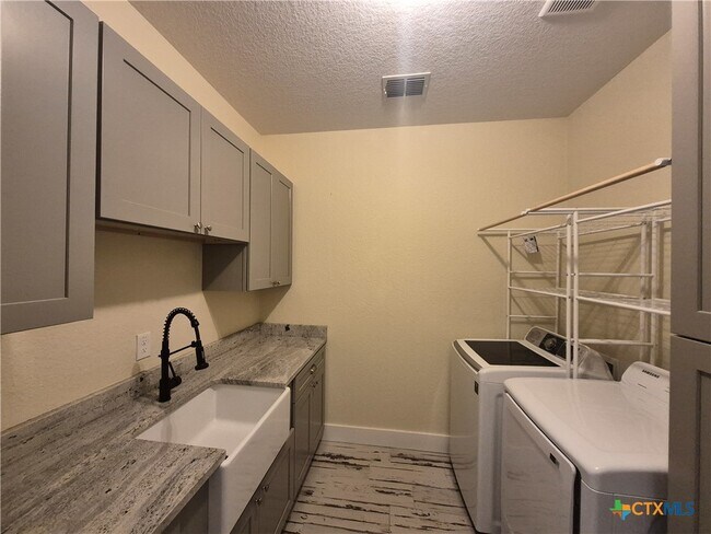 Building Photo - 427 Primrose Path