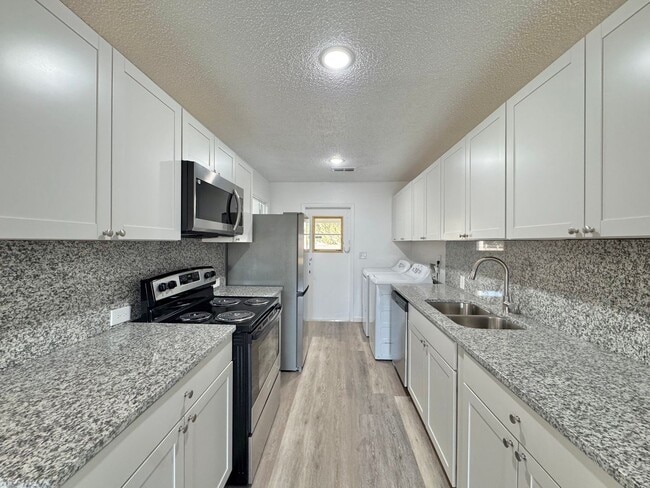 Building Photo - Winter Ridge - End Unit & Canal Front