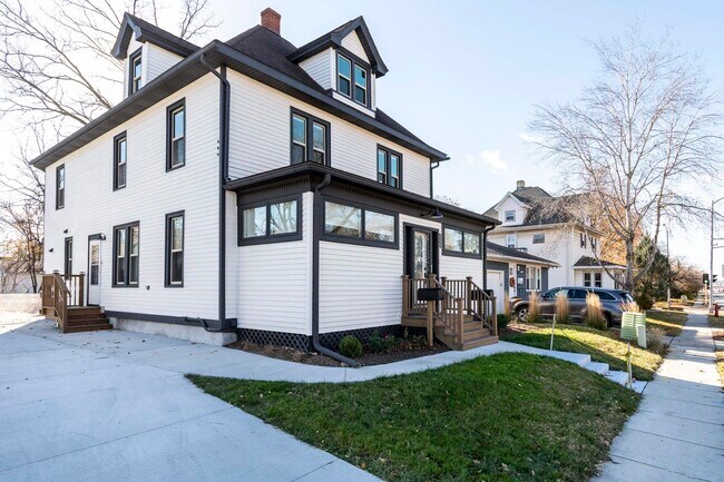 Building Photo - 7223 University Ave