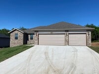 Building Photo - 4 bedroom home!