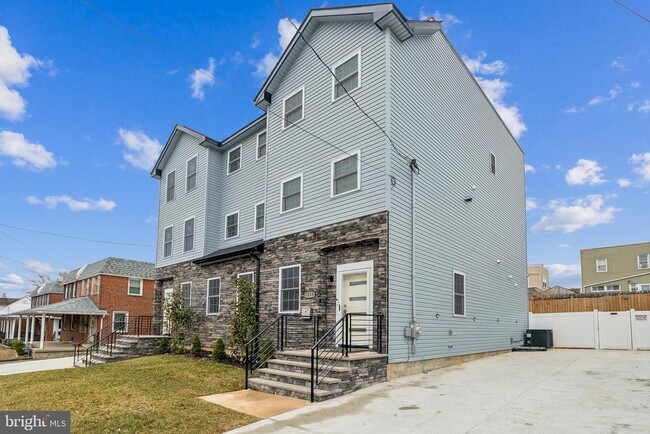 Primary Photo - 1214 Roosevelt Dr