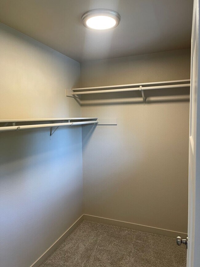 Building Photo - Three Bedroom Pet Friendly Townhouse!