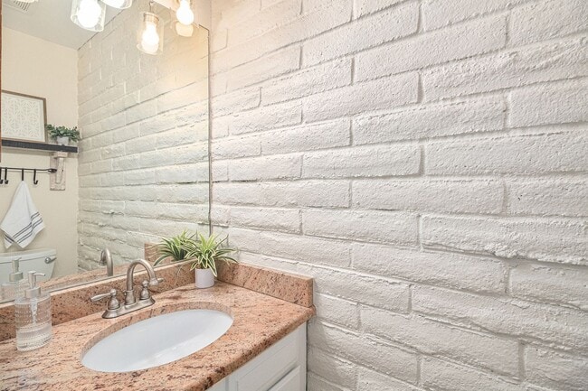 Building Photo - Well Maintained 2 Bed, 2 Bath Townhome in ...