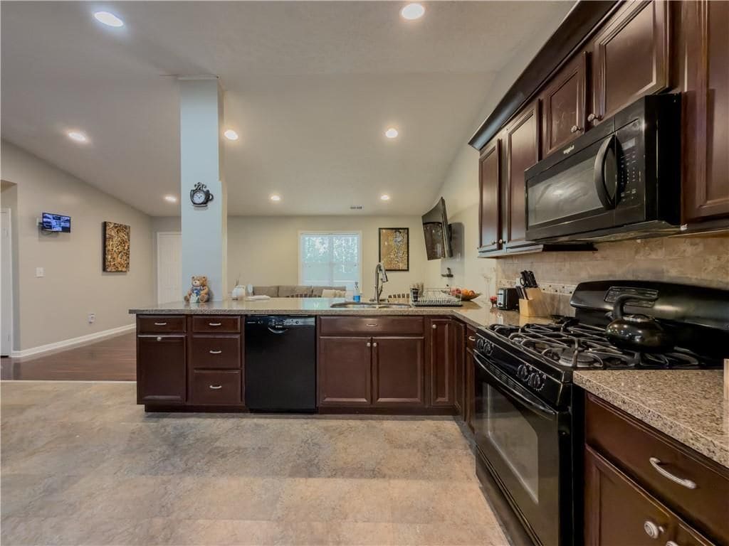 Building Photo - 580 Pineland Cir