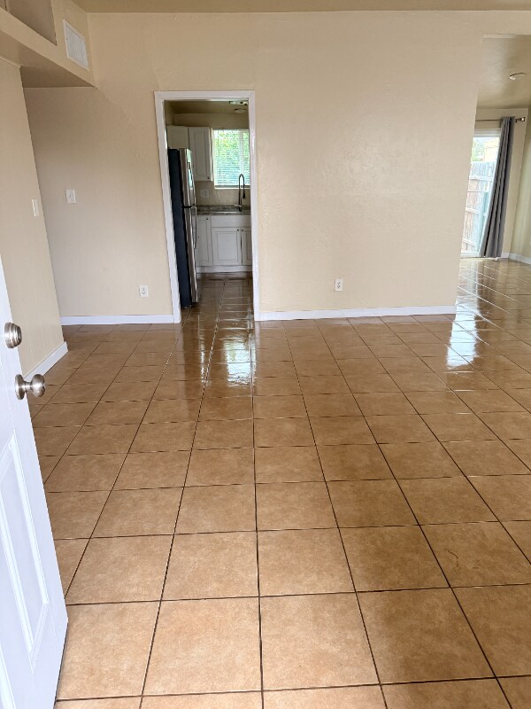 Building Photo - 755 E Holaway Dr