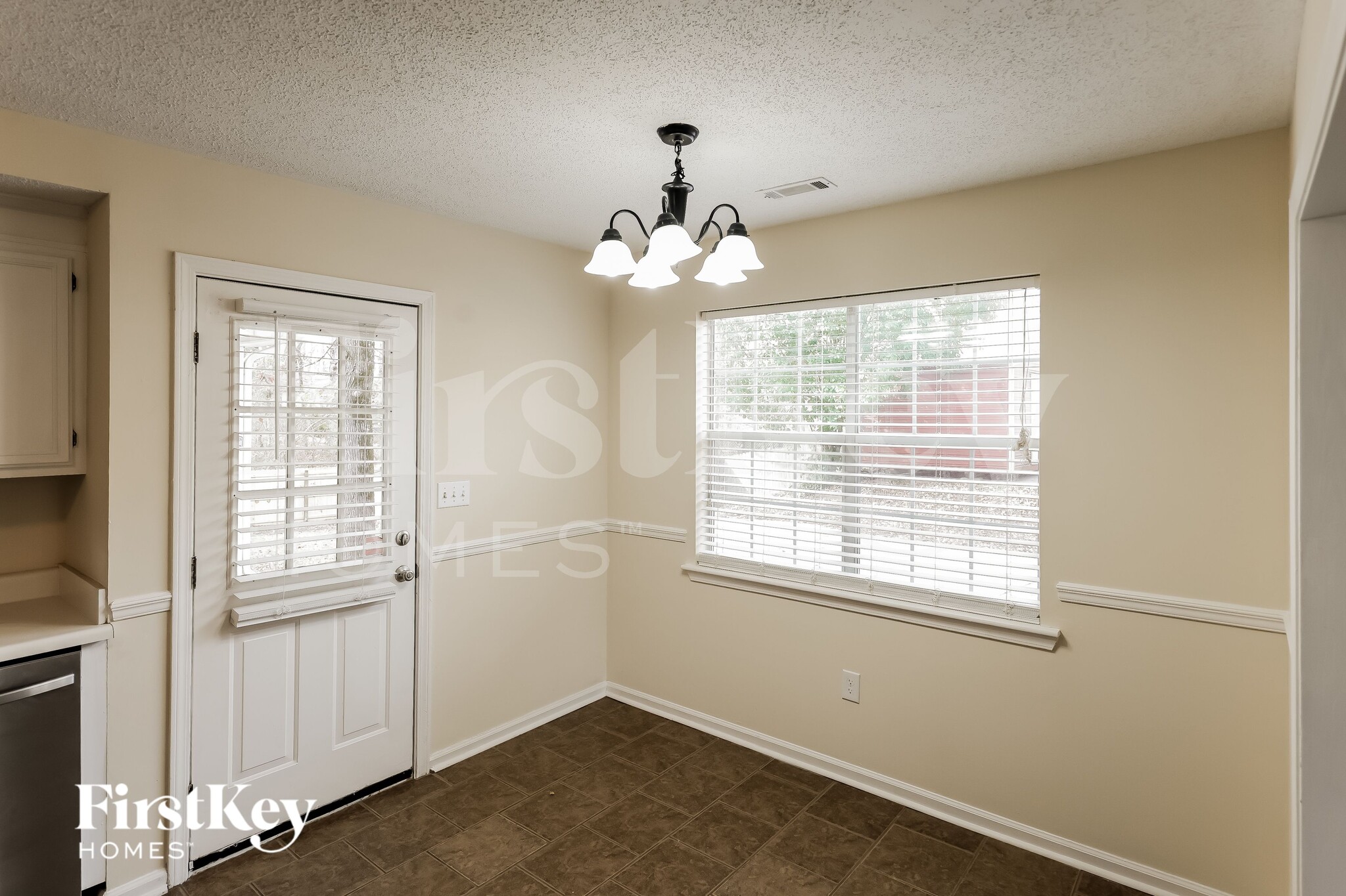 Building Photo - 102 Carriage Dr