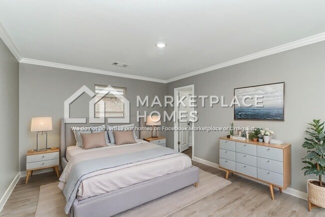 Building Photo - 823 W 20th St