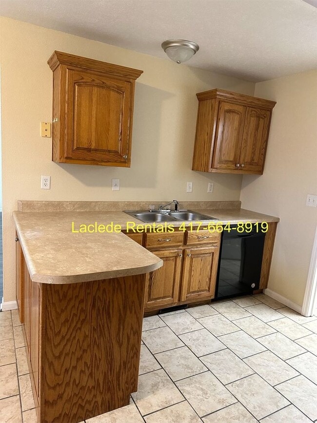 Building Photo - 3 Bedroom 2 Bathroom Duplex