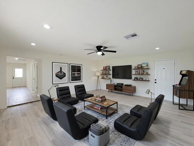 Building Photo - This beautifully remodeled 3-bedroom, 2-bathroom home in the heart of Lake Jackson, Texas, offers...