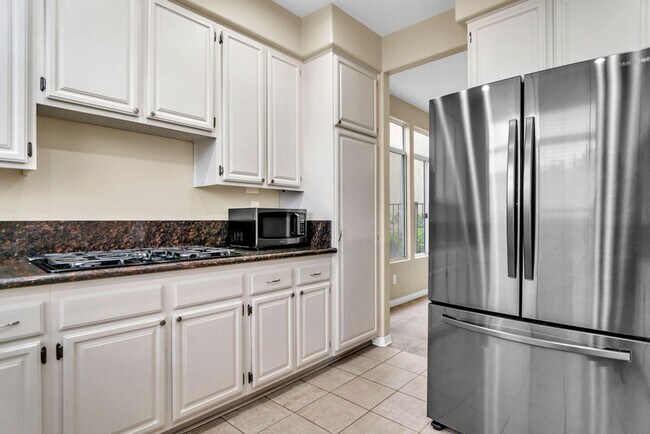Building Photo - Beautiful 3 Bedroom/2.5 bath  detached hom...