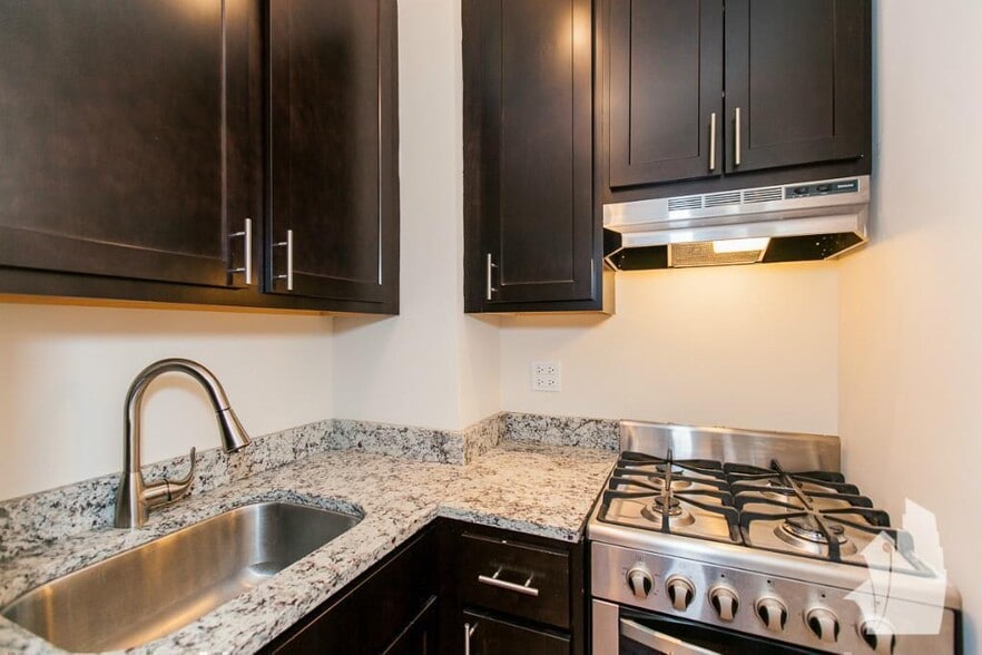 Building Photo - 620 W Patterson Ave