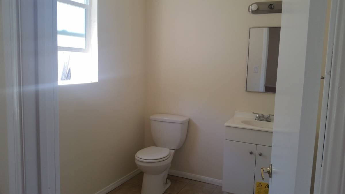 Building Photo - 206 W Cedar Ave
