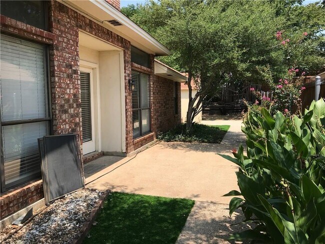 Building Photo - 1406 Briarcrest Dr