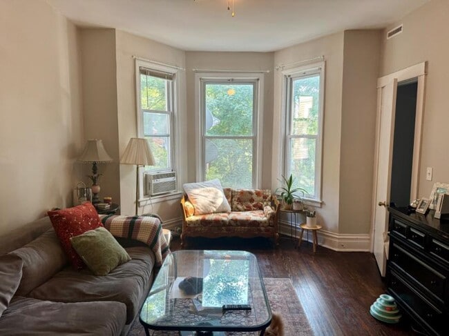 Building Photo - 3 bedroom in Chicago IL 60657