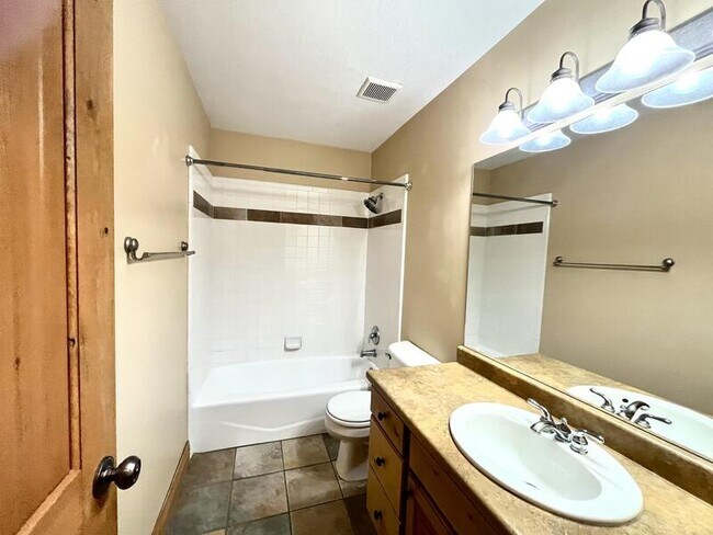 Building Photo - 6363 Murray Bluffs Dr