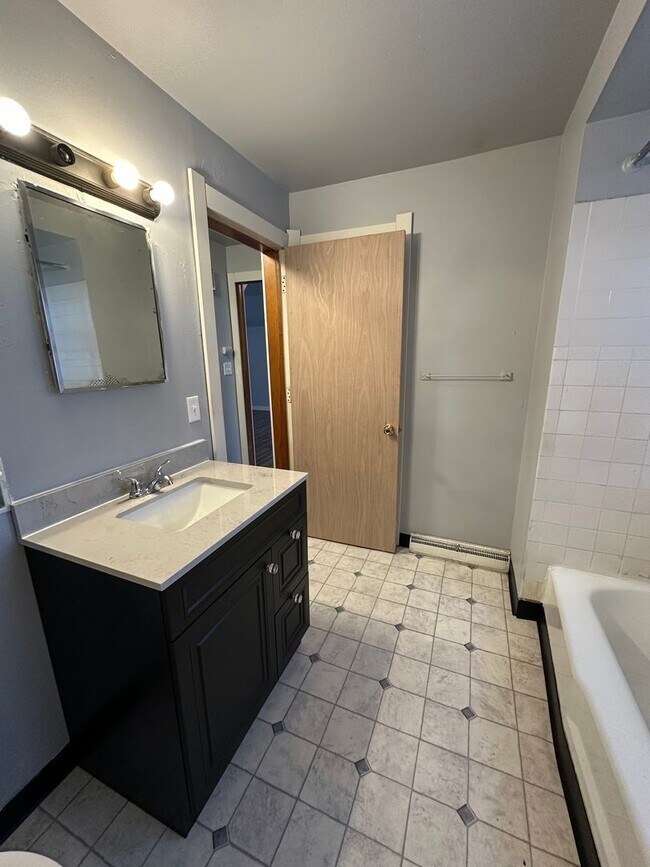 Building Photo - 1019 E Grand Ave