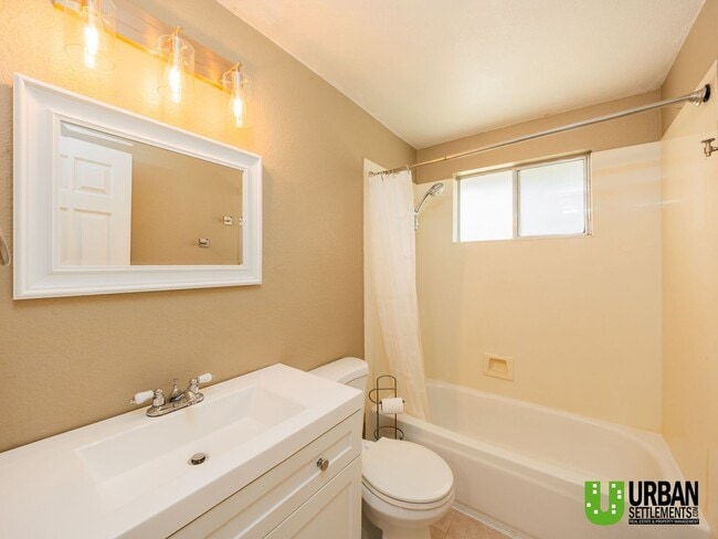 Building Photo - 4 bedroom 2 bath room house for rent in So...