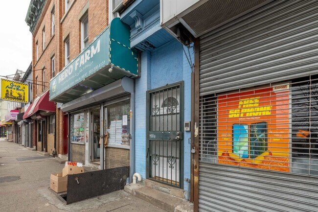 Building Photo - 572 West Side Ave