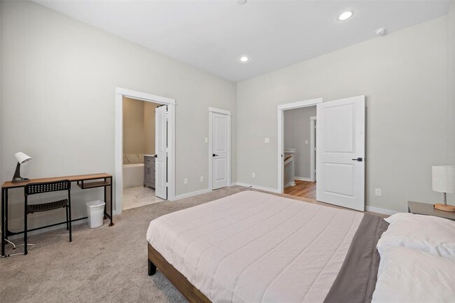 Building Photo - 6713 Parker Grv Ln