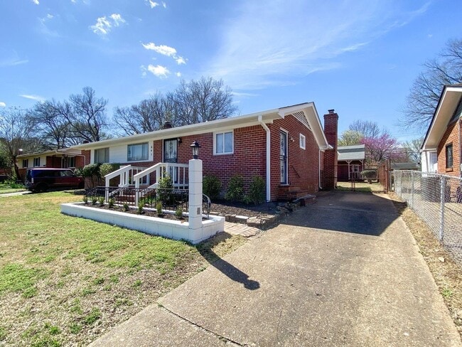 Building Photo - 241 Montelo Rd