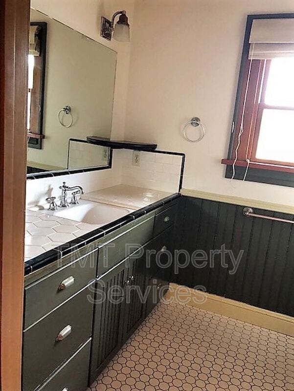 Building Photo - 579 Buchon