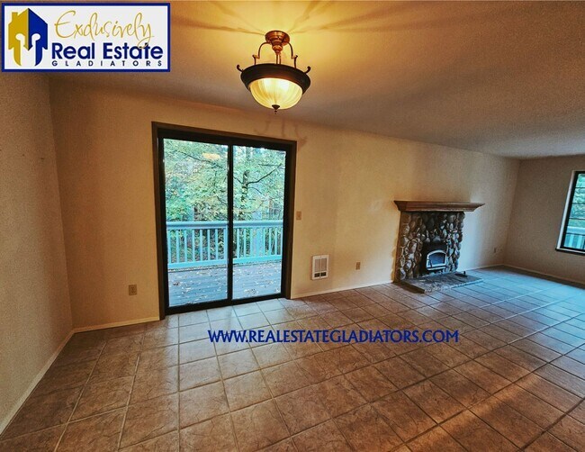 Building Photo - 4 Bed 2.5 Pet Friendly Home in Wilderness Rim