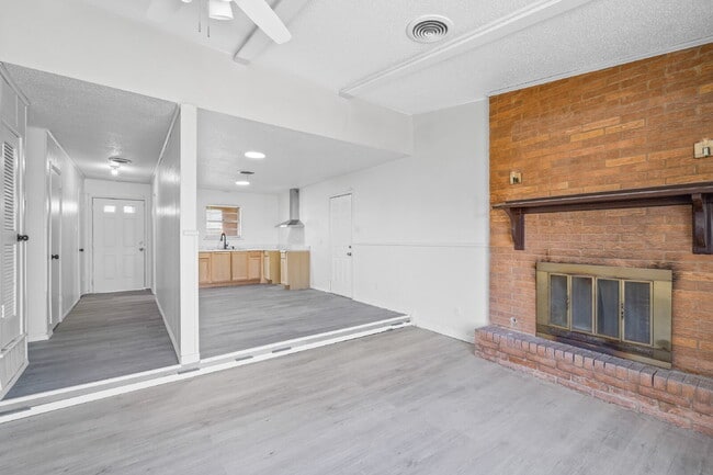 Building Photo - Updated Home w/ Large Backyard, Minutes fr...