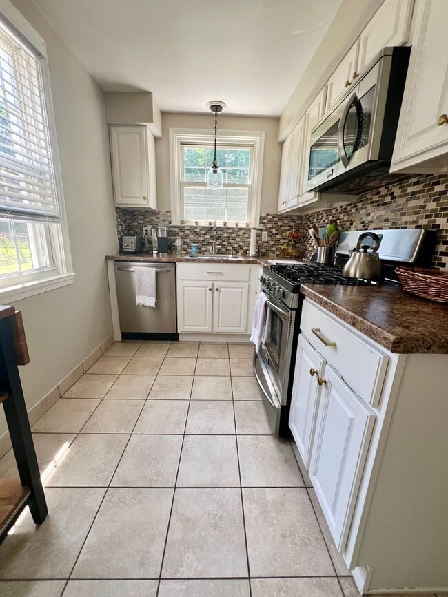 Building Photo - Gorgeous 3-Bedroom Home in Drexel Hill with Garage! Available mid-May!