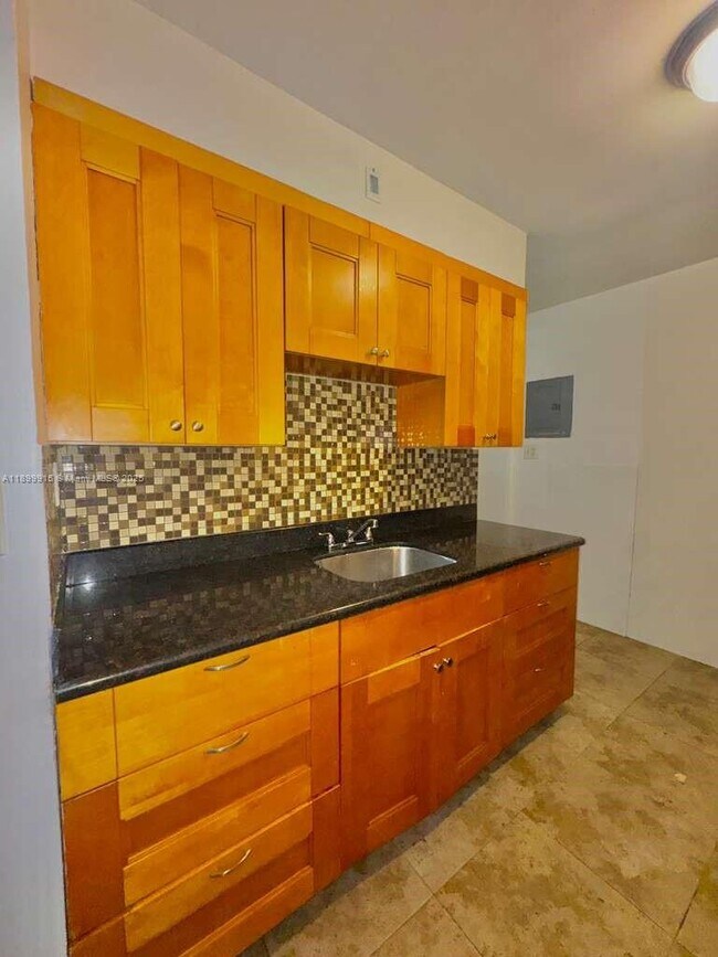 Building Photo - 1450 NE 171 St