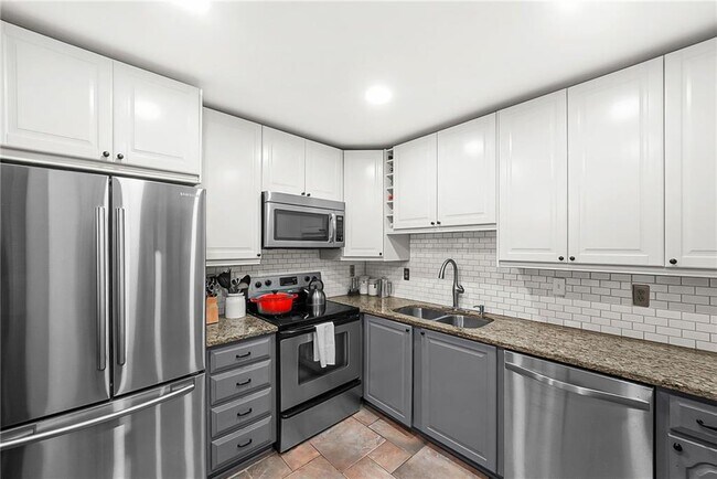Building Photo - 404 McGill Pl NE