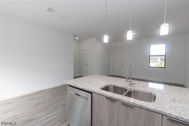 Building Photo - 1127 Deauville St E