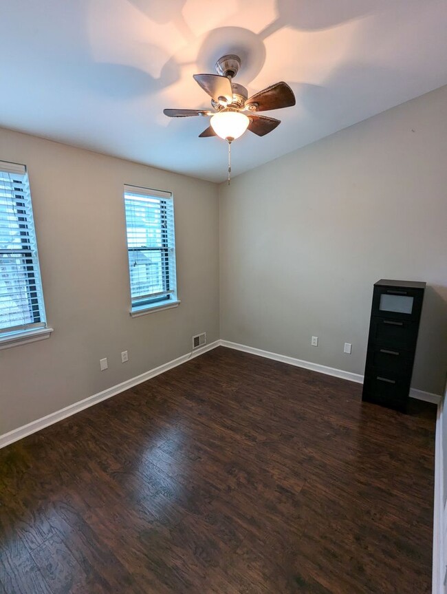 Building Photo - 2 Bedroom 1.5 Bathroom Townhouse with Off ...