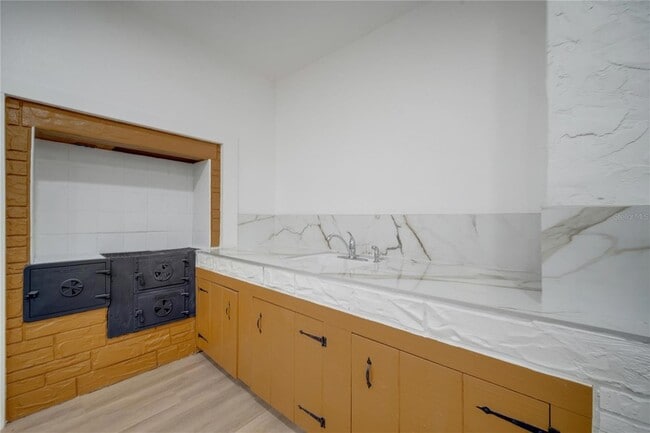 Building Photo - 2303 Bonneville Dr