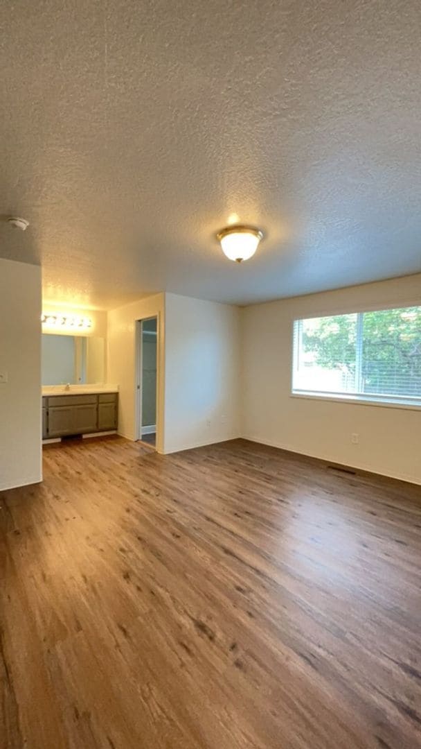 Building Photo - 3 Bedroom 2 Bath Home with a 2 Car Attache...
