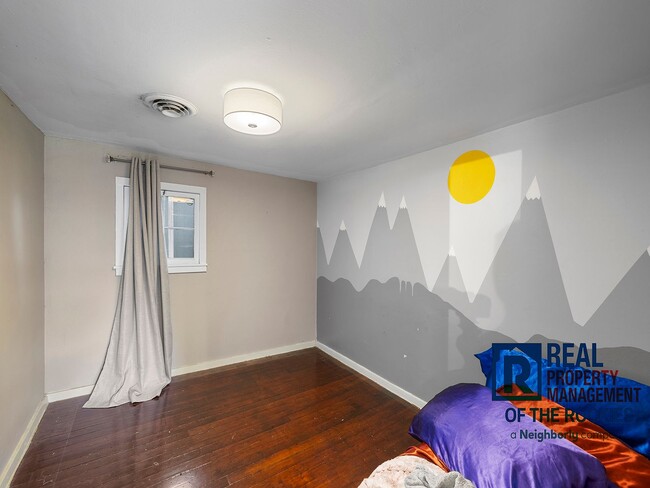 Building Photo - 2 Bed, 2 Bath with Yard, Parking & Laundry...