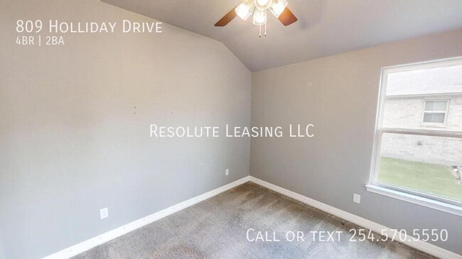 Building Photo - 809 Holliday Dr